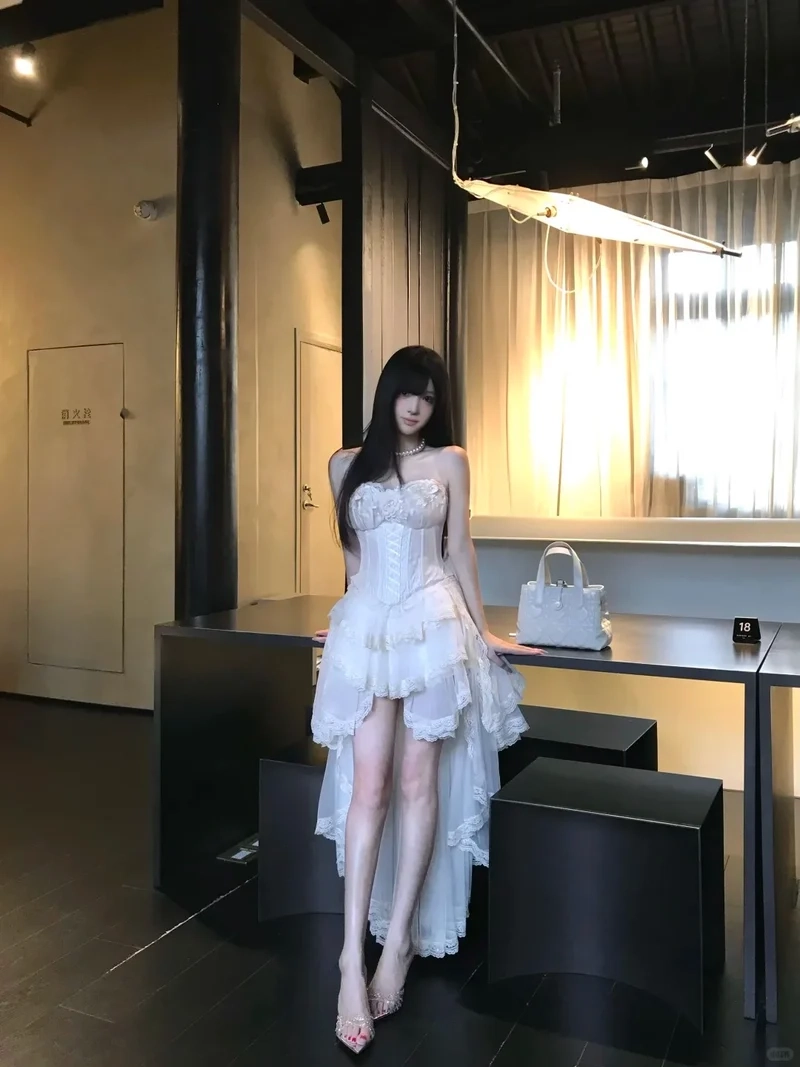 Phong cách quyến rũ nổi bật với Váy corset ôm body tôn dáng