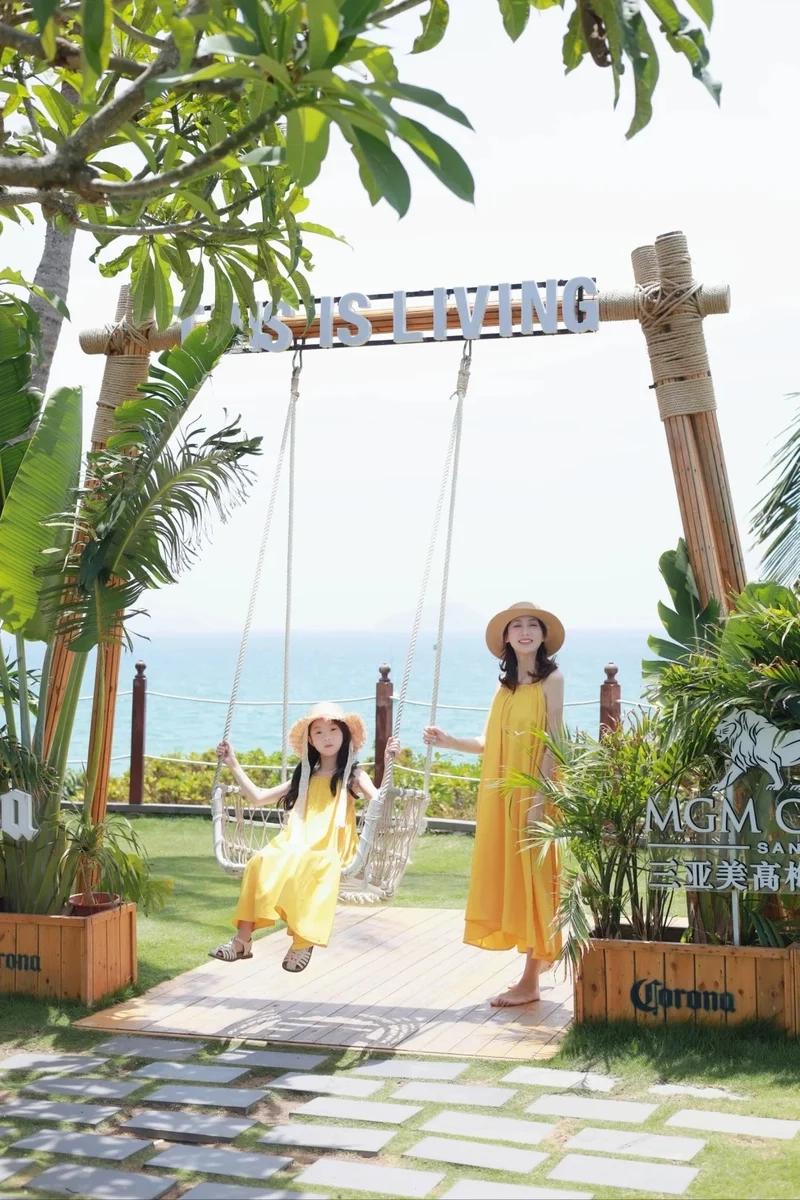 Khoảnh khắc gia đình đẹp cùng Váy maxi mẹ và bé đi biển check in