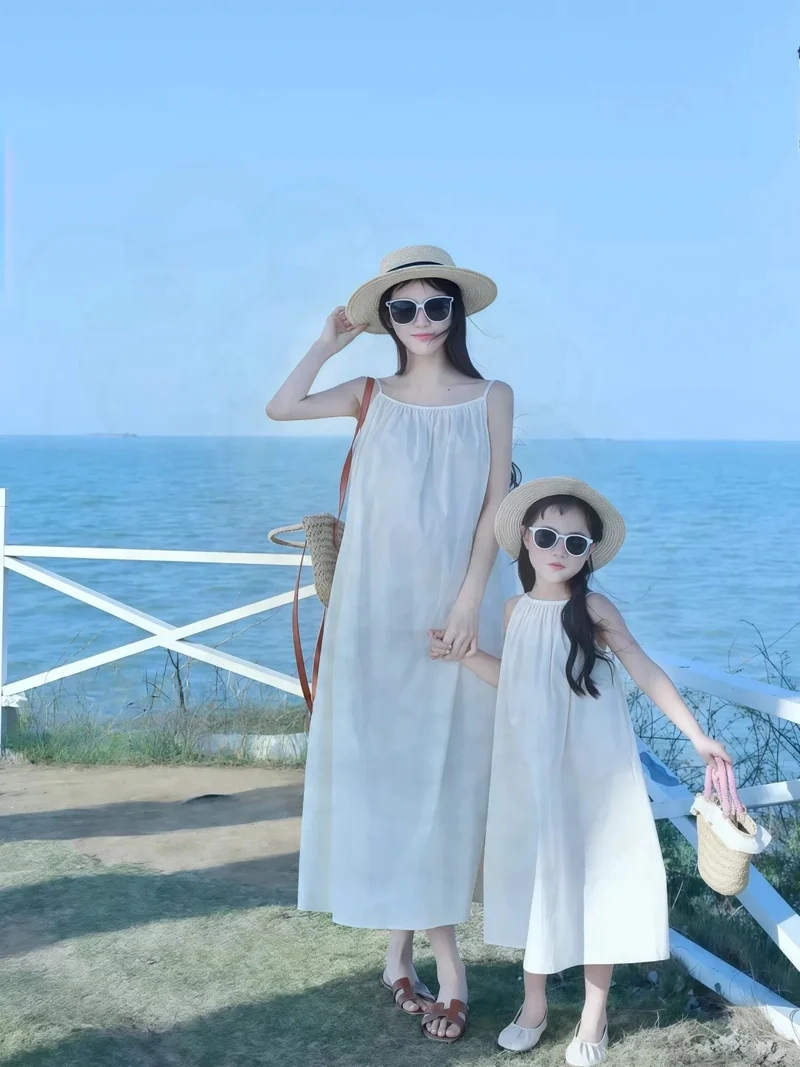Phong cách dịu dàng từ Váy maxi mẹ và bé đi biển thoải mái