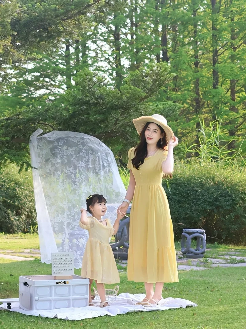 Trang phục hè lý tưởng là Váy maxi mẹ và bé đi biển mùa hè