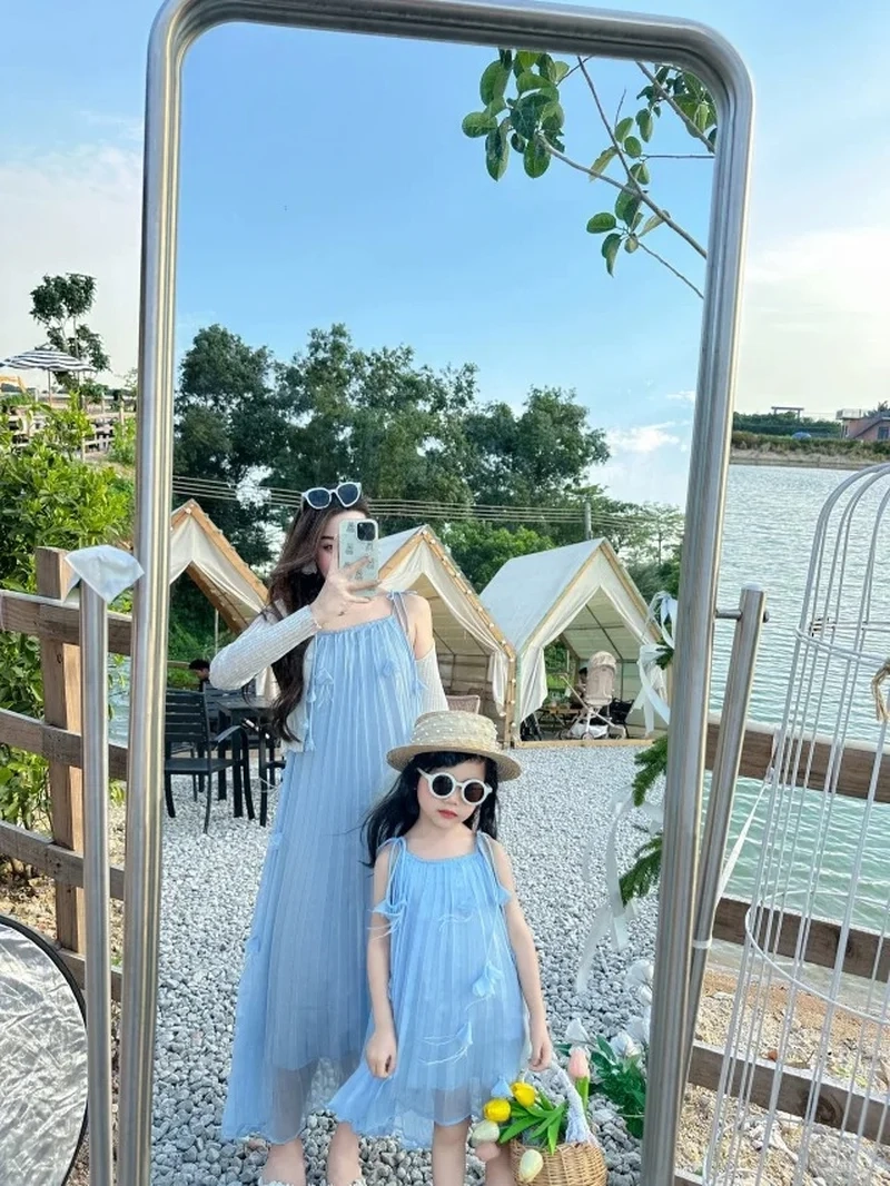 Nhiều gia đình thích Váy maxi mẹ và bé đi biển vì dễ thương