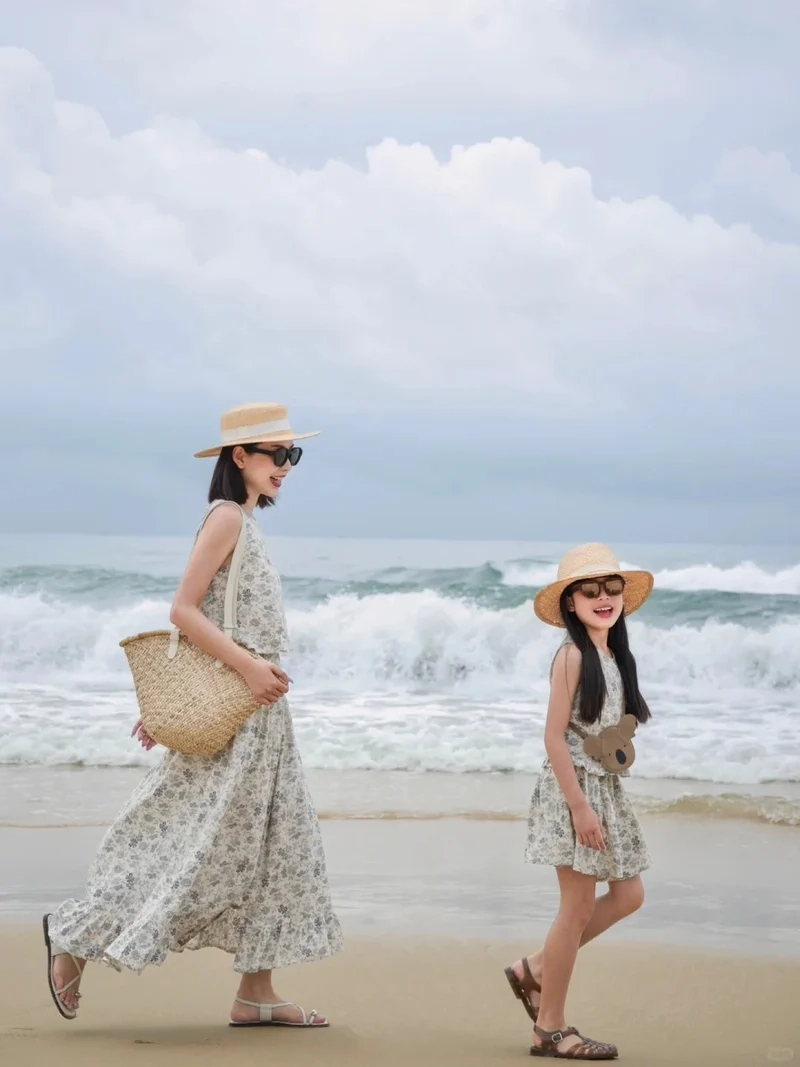 Phong cách gia đình thể hiện qua Váy maxi mẹ và bé đi biển matching