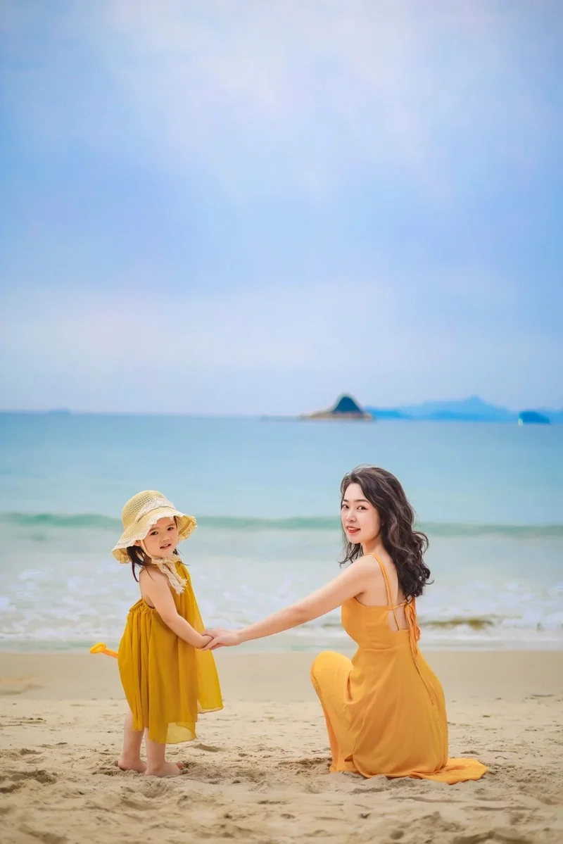 Trang phục biển được yêu thích là Váy maxi mẹ và bé đi biển yêu thích