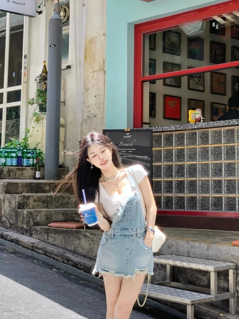 Váy yếm jean mang lại vẻ ngoài trẻ trung