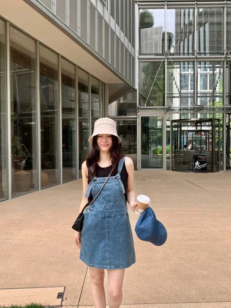 Váy yếm jean giúp outfit thêm nổi bật