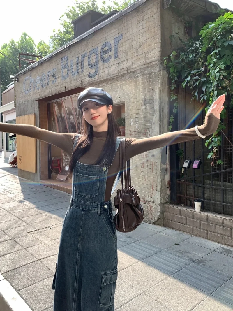 Váy yếm jean thiết kế trẻ trung hiện đại thời trang