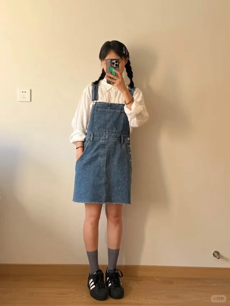 Váy yếm jean mặc là thấy trẻ ra hack tuổi