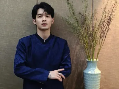 Những mẫu ảnh áo dài nam cách tân đẹp nhất cho quý ông