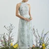 Áo dài cổ yếm: Bắt nhịp street style 2026, nàng thơ xuống phố cực chất