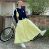 Đồ đôi màu vàng: Bắt nhịp street style năng động cùng concept chụp ảnh độc đáo
