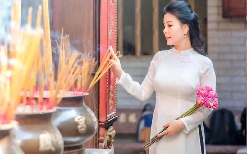 5 lưu ý khi mặc áo dài đi chùa
