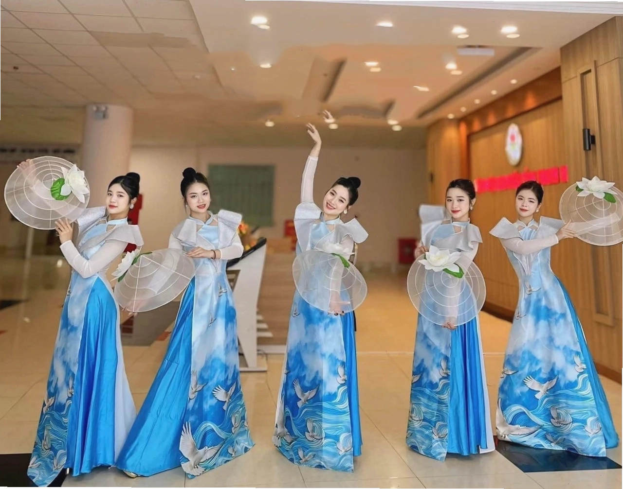 Áo dài biểu diễn cho bé gái với gam màu xanh ngọc bích dịu mát