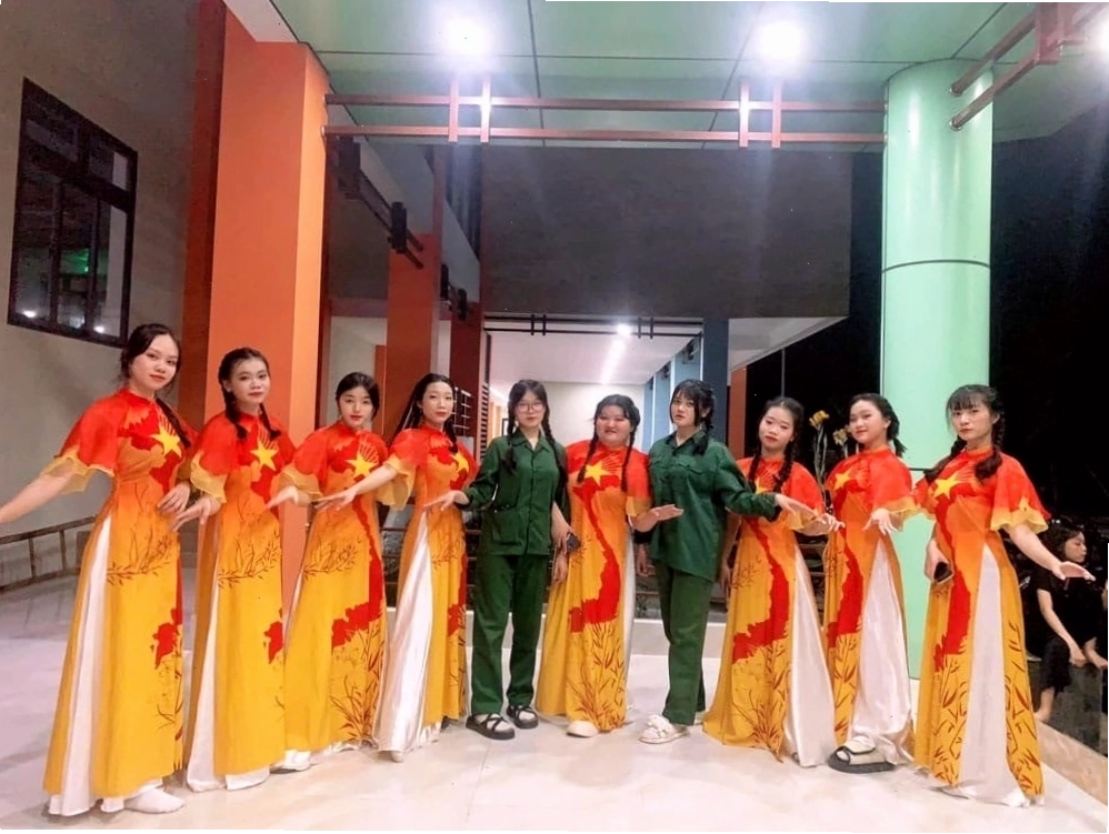 Áo dài biểu diễn màu vàng hoàng gia sang trọng, nổi bật