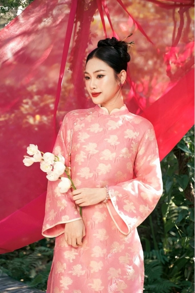 Áo dài bốn tà phối họa tiết, kiểu dáng cách tân, màu sắc nổi bật