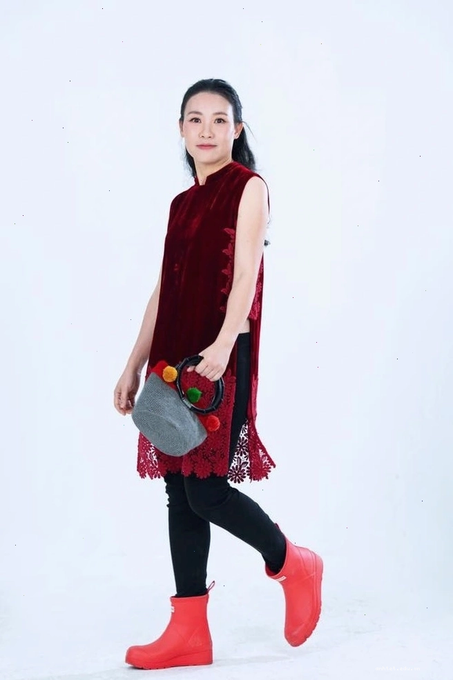 Áo dài cách tân cổ thuyền màu đỏ đô quyền quý