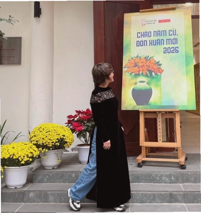Áo dài cách tân họa tiết hoa văn cổ điển trên nền vải trắng