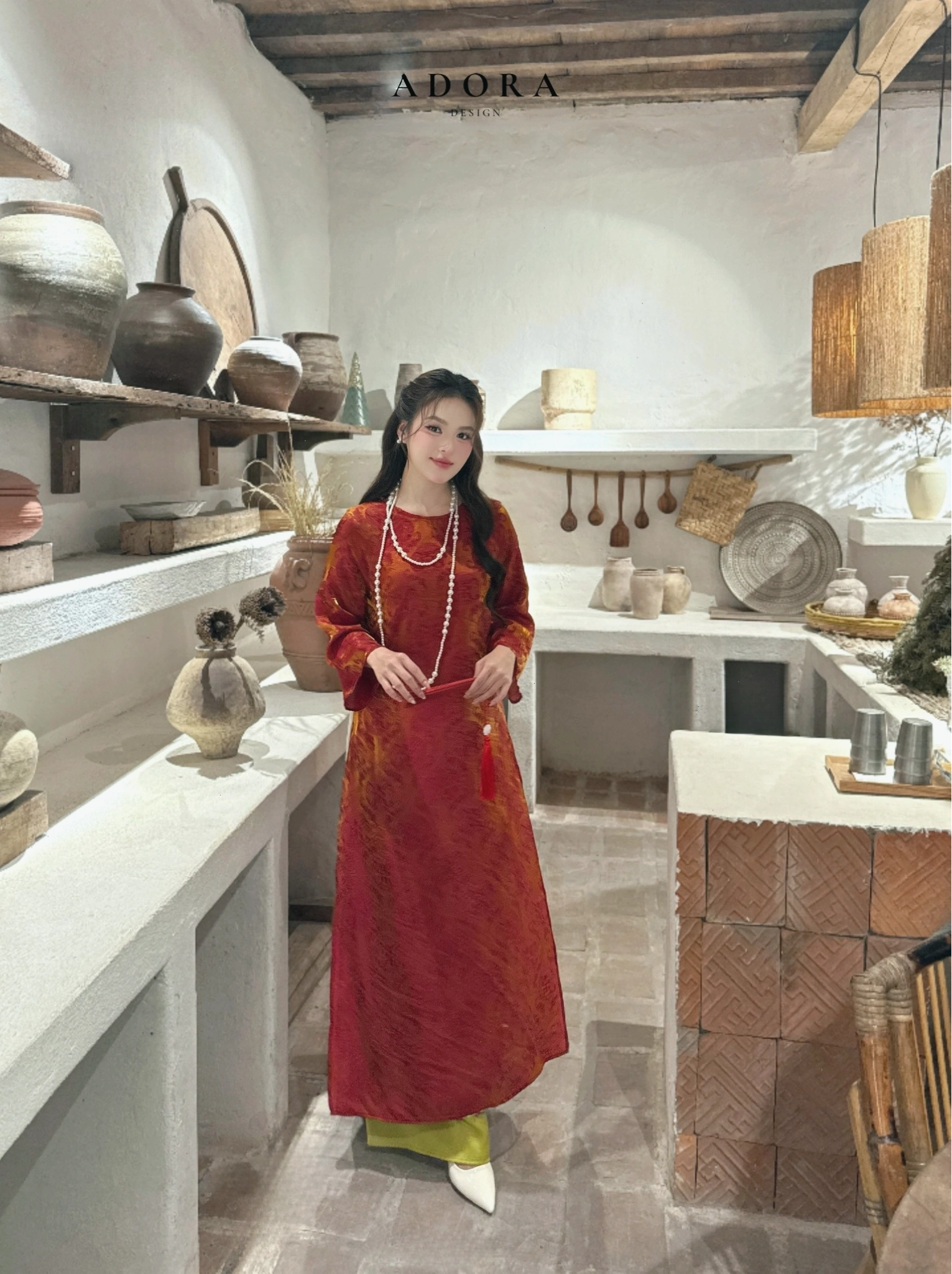 Áo dài cách tân màu đỏ đô với họa tiết thêu tay tinh xảo