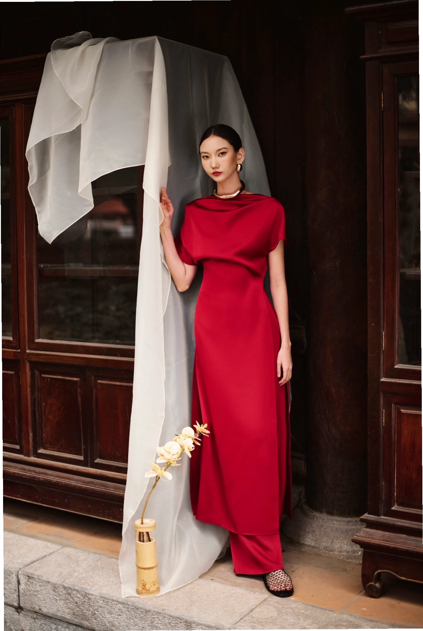 Áo dài cách tân màu đỏ, tay phồng, cổ V