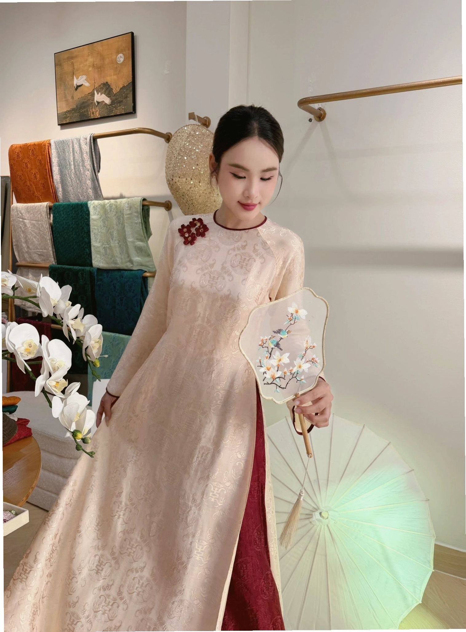 Áo dài cách tân màu vàng chanh phối cùng quần lụa trắng ống rộng
