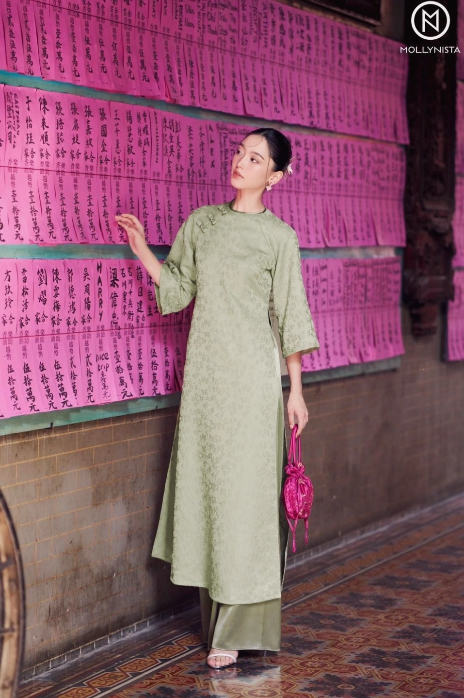 Áo dài cách tân màu vàng, cổ V, tay lỡ