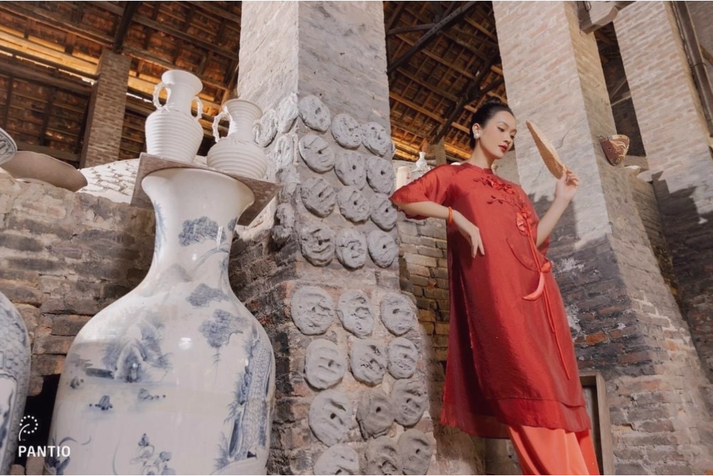 Áo dài cách tân màu xanh mint nhẹ nhàng, trẻ trung