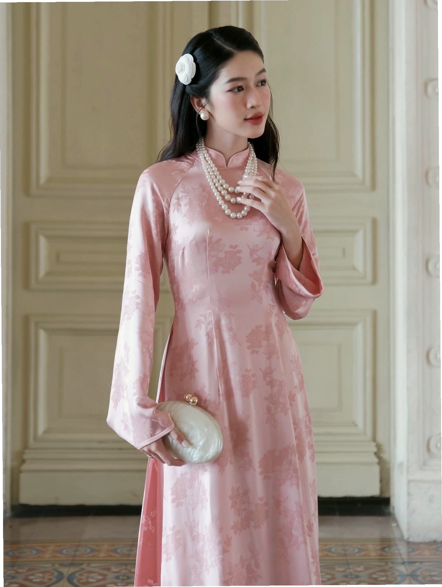 Áo dài cách tân màu xanh mint với cổ tròn, tay lỡ