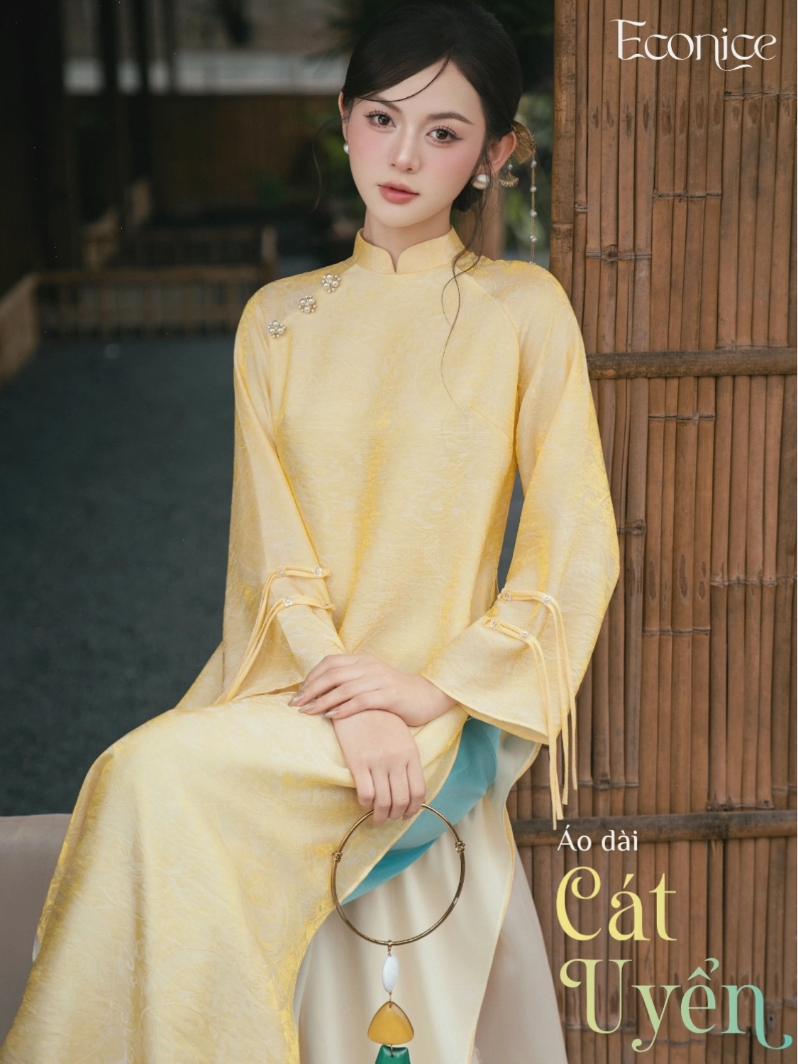 Áo dài cách tân màu xanh ngọc bích với họa tiết hoa nhí nhỏ