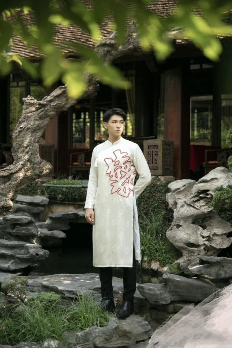 Áo dài cách tân nam tay raglan, kiểu dáng trẻ trung năng động