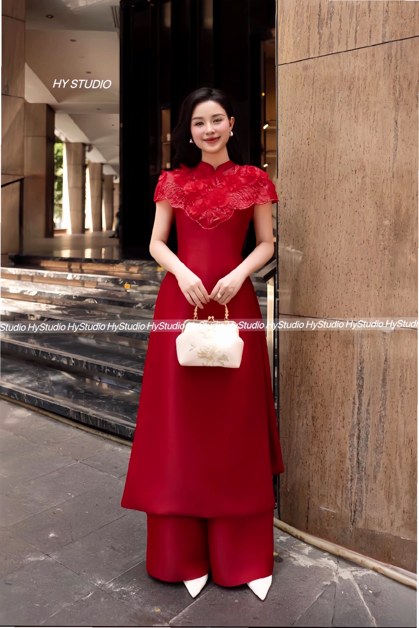 Áo dài cách tân tay phồng màu xanh lá cây, họa tiết hoa nhí