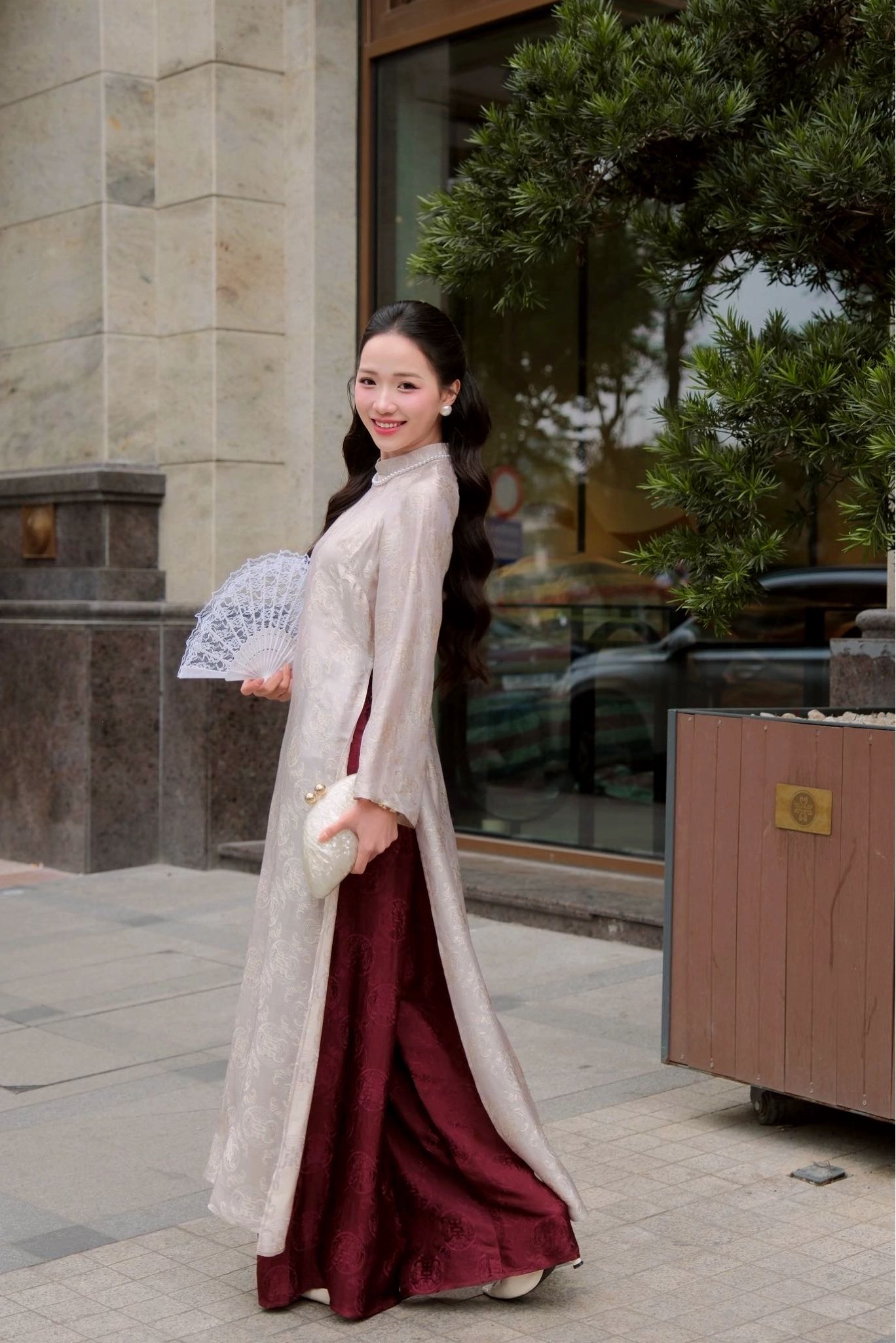 Áo dài cách tân tay phồng nhẹ, cổ tròn