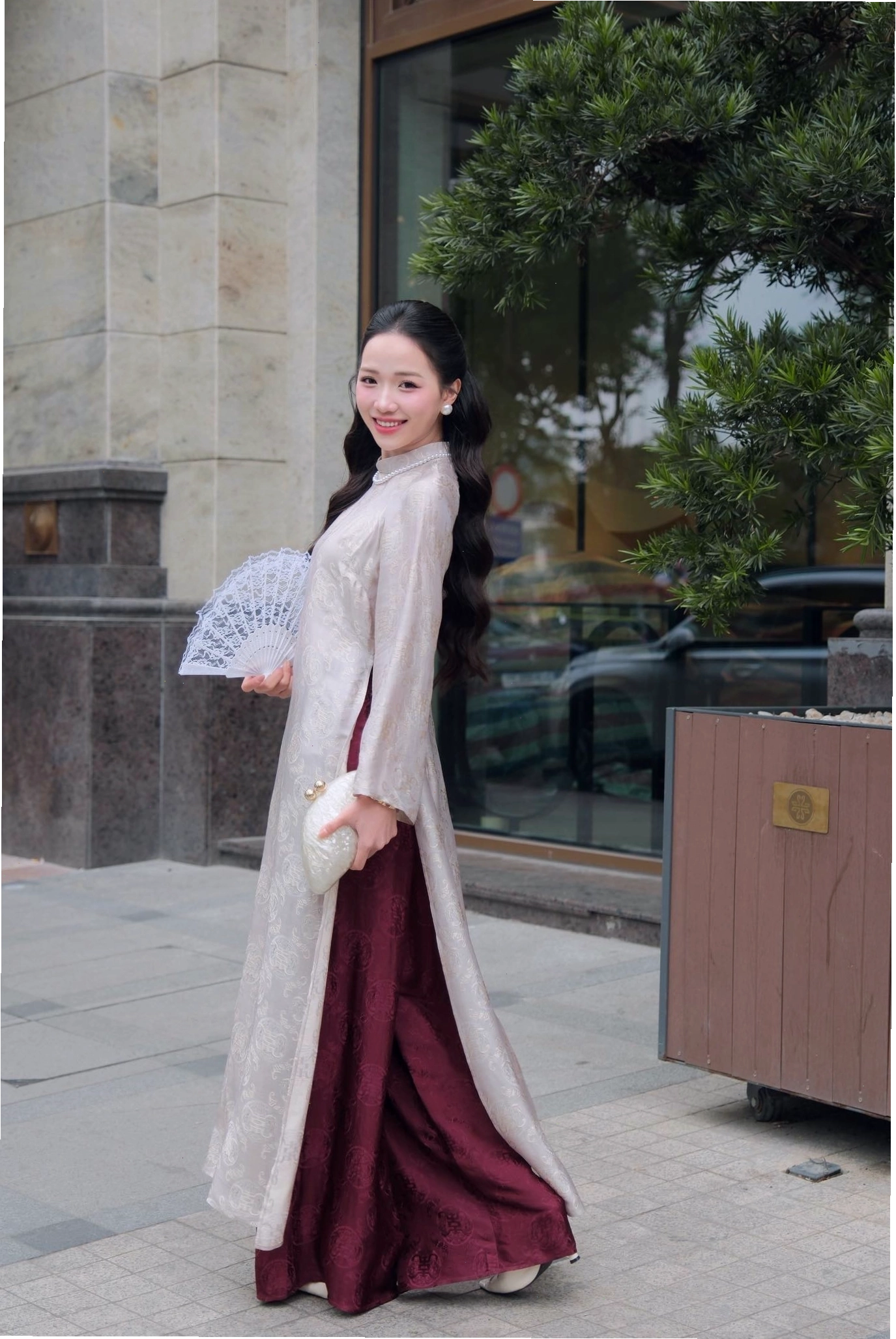 Áo dài cách tân với tay phồng nhẹ, cổ tròn phối chân váy chữ A