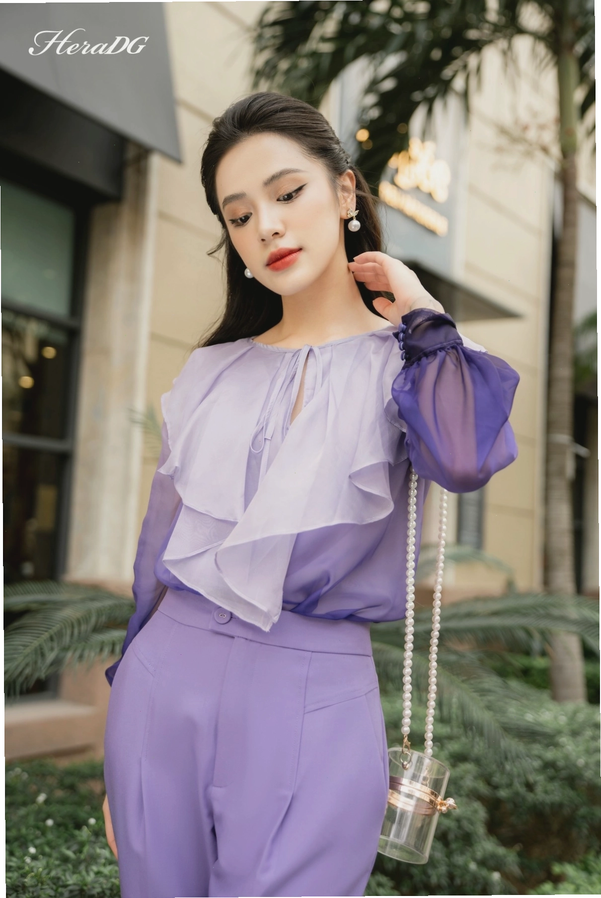 Áo dài cổ bèo dáng suông màu xanh ngọc bích, tay lỡ, cổ bèo tròn cách điệu, chụp trong không gian studio hiện đại