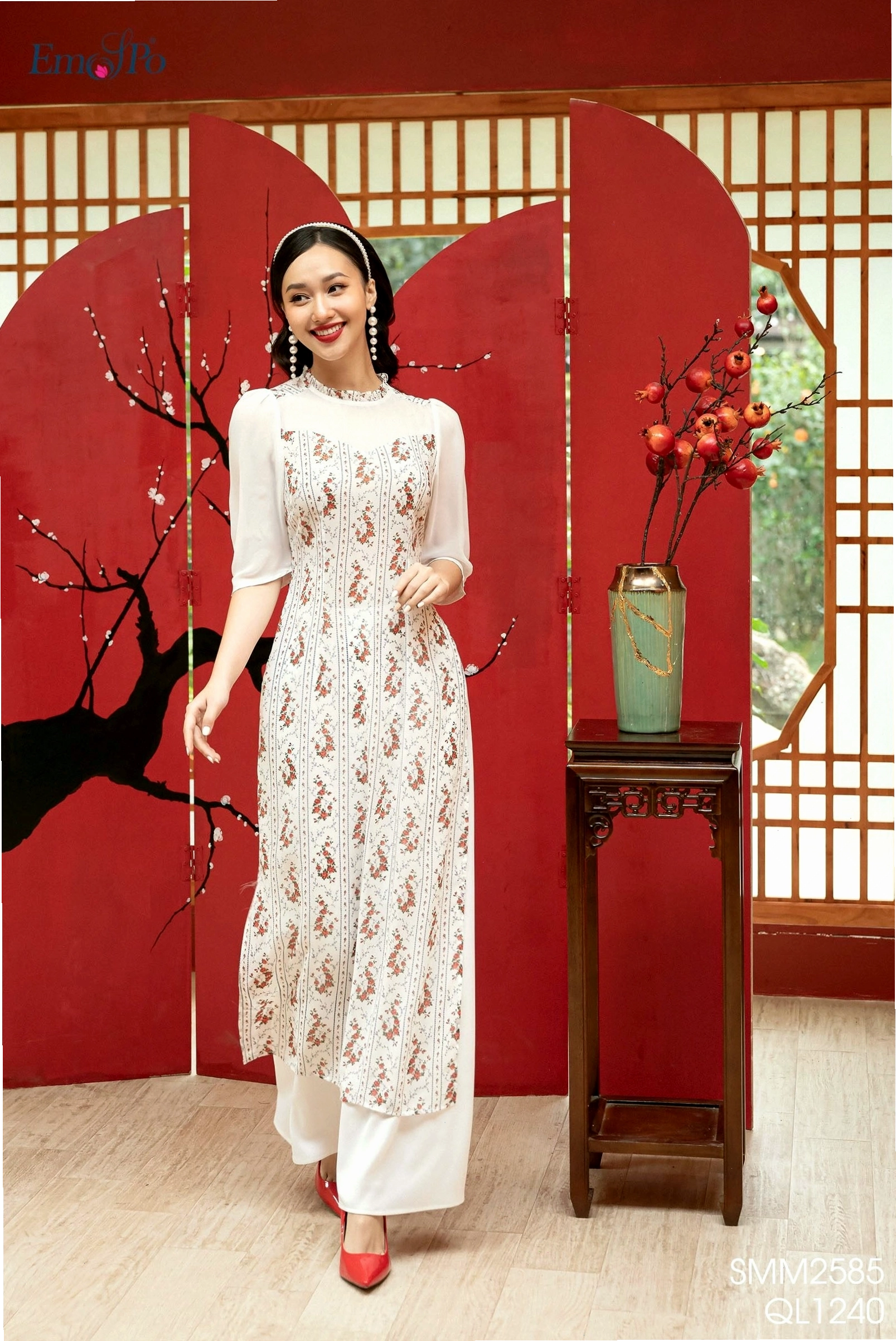 Áo dài cổ bèo tay phối voan, cổ áo đắp bèo nhún tạo vẻ ngoài thanh lịch và dịu dàng