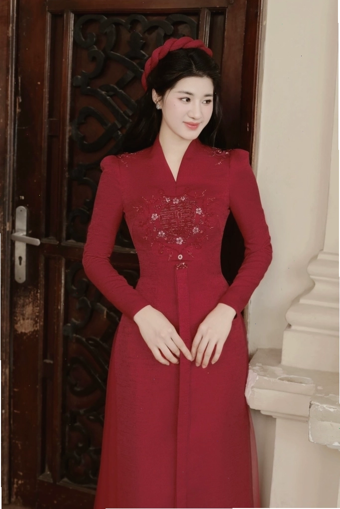 Áo dài cổ chữ v màu trắng tinh khôi, dáng suông nhẹ nhàng
