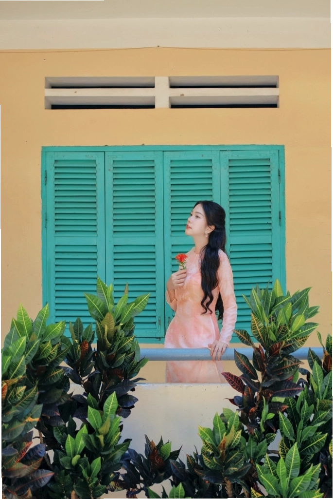 Áo dài cổ lá sen màu hồng pastel, dáng suông nhẹ nhàng, họa tiết hoa cỏ