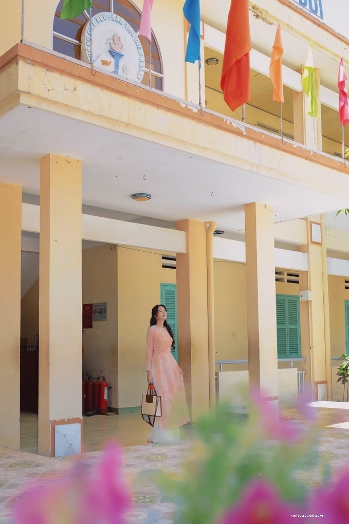 Áo dài cổ lá sen màu vàng đồng, họa tiết cổ điển