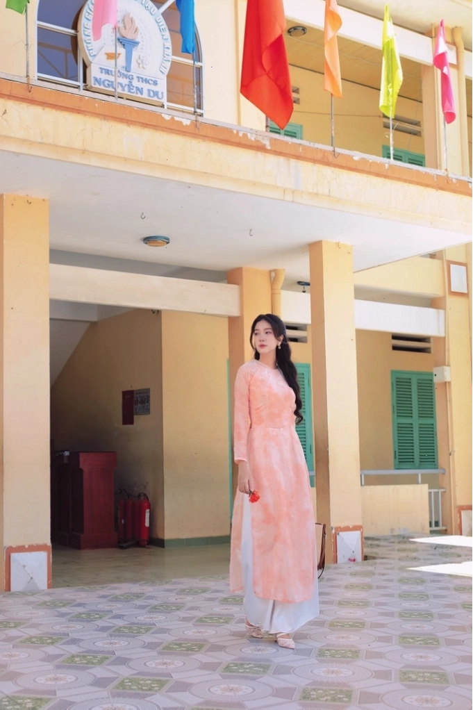 Áo dài cổ lá sen màu xanh lam, họa tiết thêu tay tinh xảo