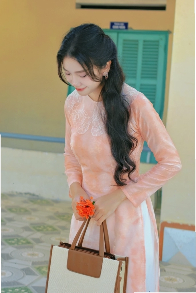 Áo dài cổ lá sen màu xanh ngọc bích, họa tiết hoa lá thanh nhã