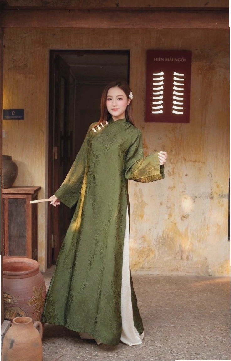 Áo dài cổ tàu màu đỏ cam, tay lỡ, họa tiết hoa văn cổ điển, phối cùng quần đen