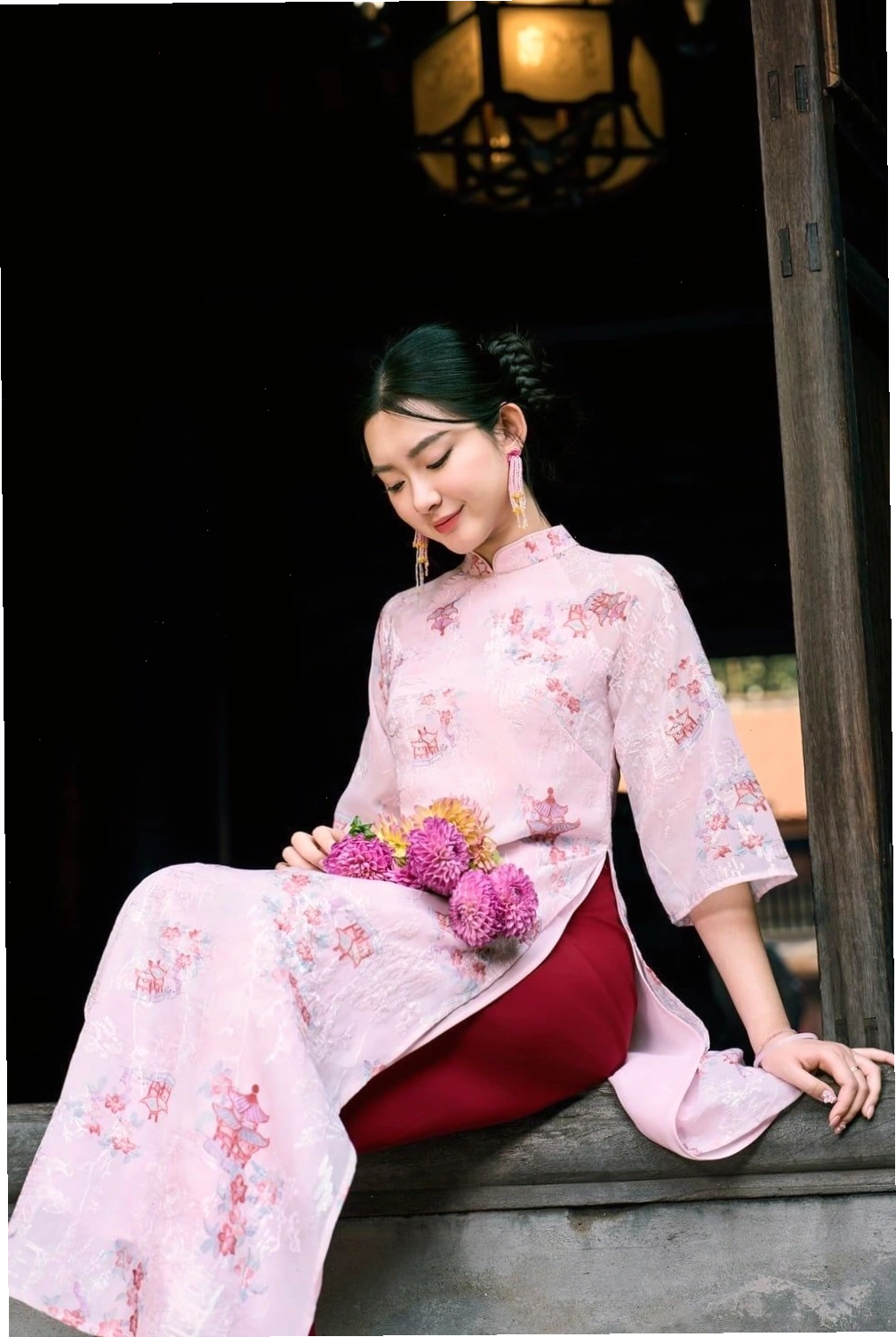 Áo dài cổ tàu, tay lỡ, màu đỏ đô, họa tiết rồng, phối cùng quần đen