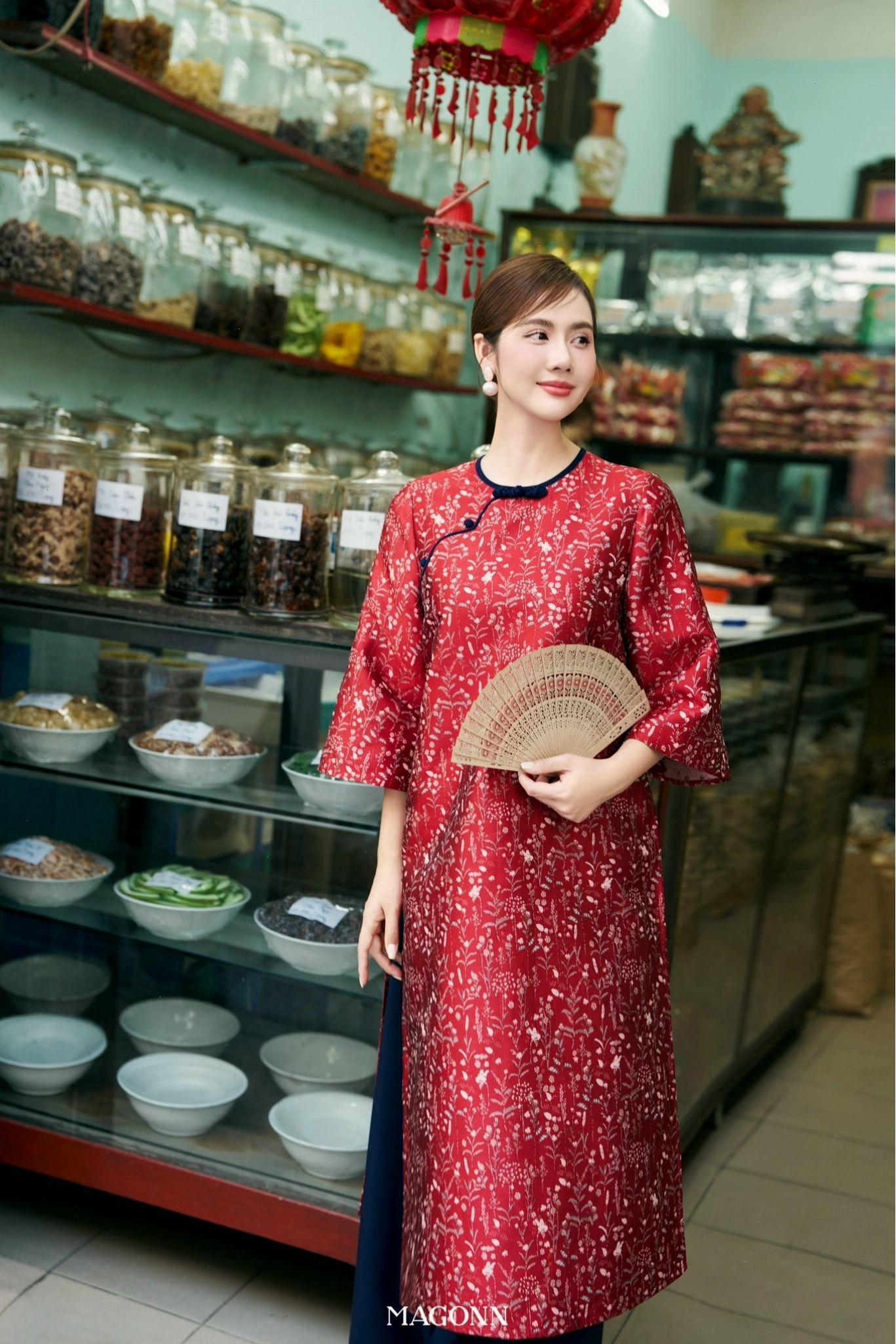 Áo dài cổ tròn màu vàng đồng, họa tiết lá, dáng suông nhẹ