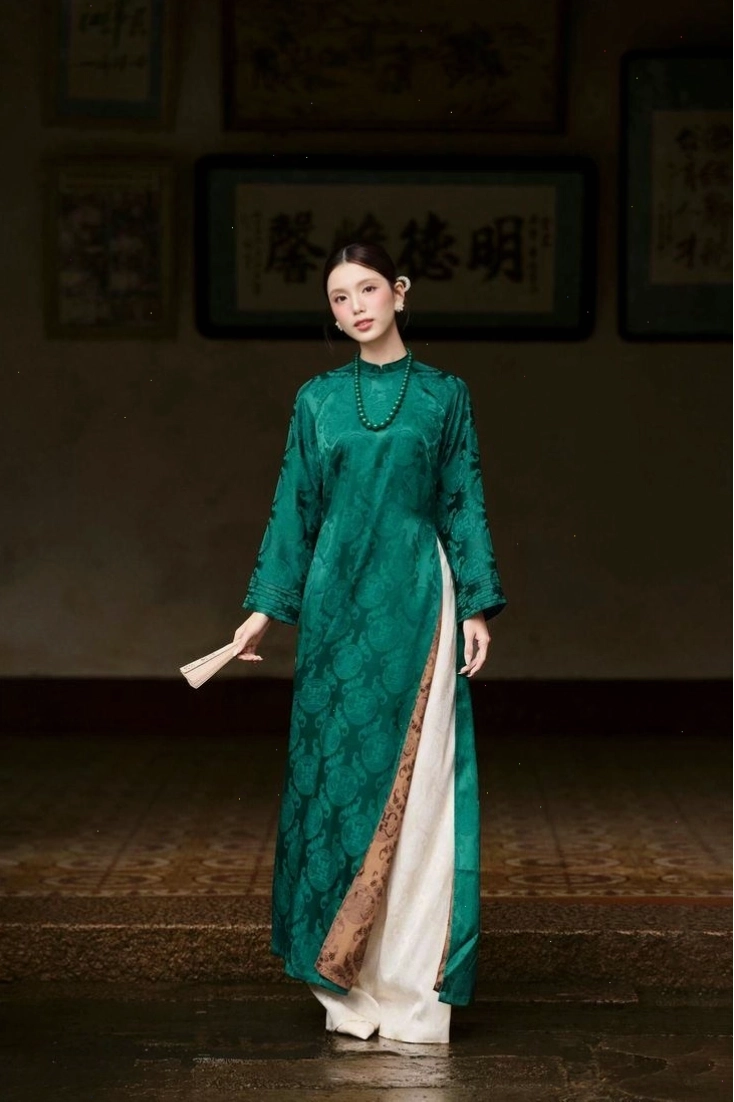 Áo dài cổ tròn, tay lỡ, màu tím pastel, họa tiết cánh bướm, phối cùng quần trắng