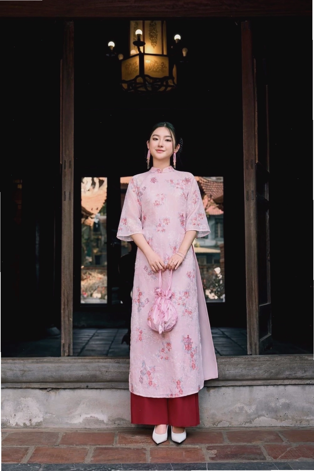 Áo dài cổ tròn, tay lỡ, màu vàng mustard, họa tiết hoa nhí, phối cùng quần jean ống loe