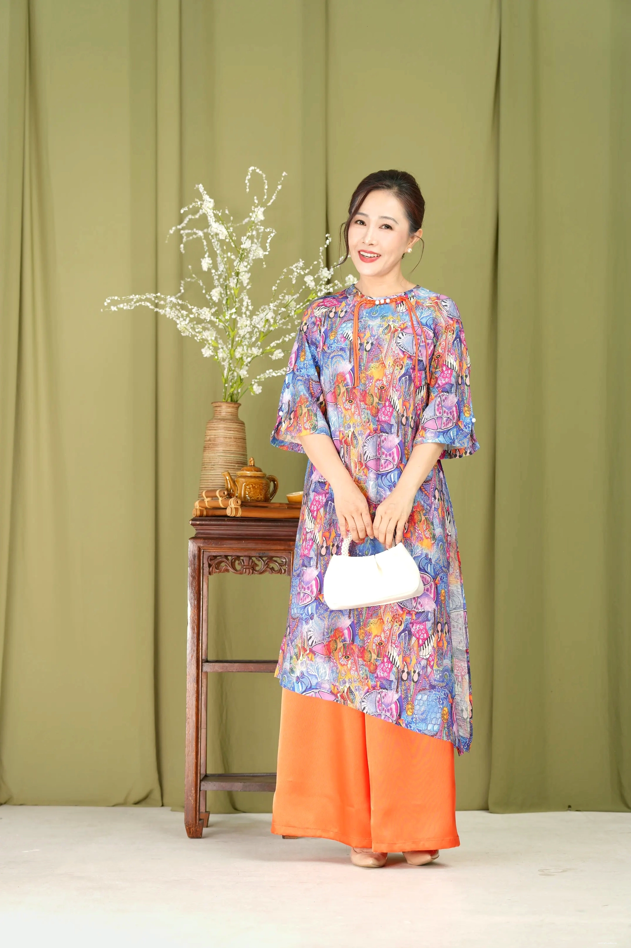 Áo dài cổ tròn thắt bính đính ngọc trai màu trắng tinh khôi