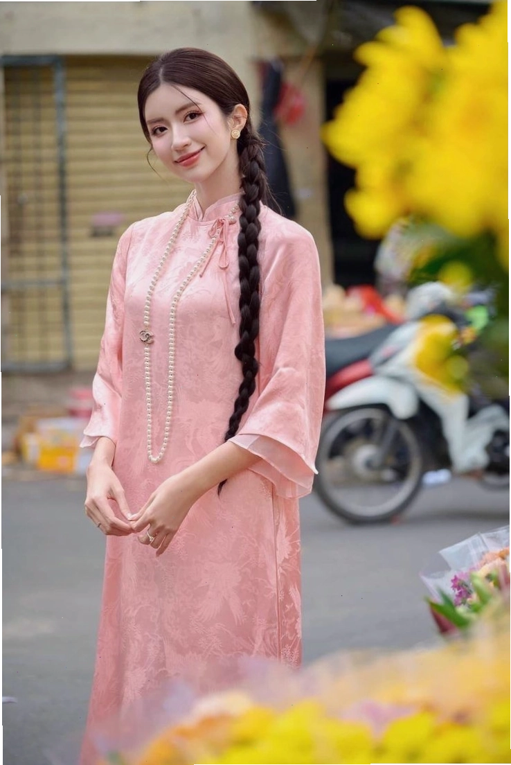 Áo dài cổ trụ, tay lỡ, màu cam đất, họa tiết chấm bi, phối cùng quần culottes đen