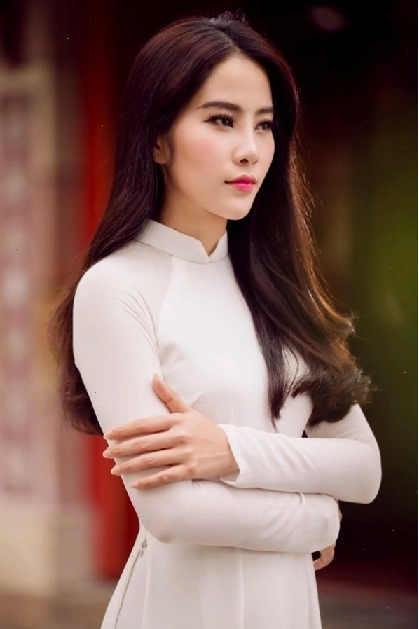 Áo dài cổ trụ thấp, tay lỡ, chất liệu gấm họa tiết