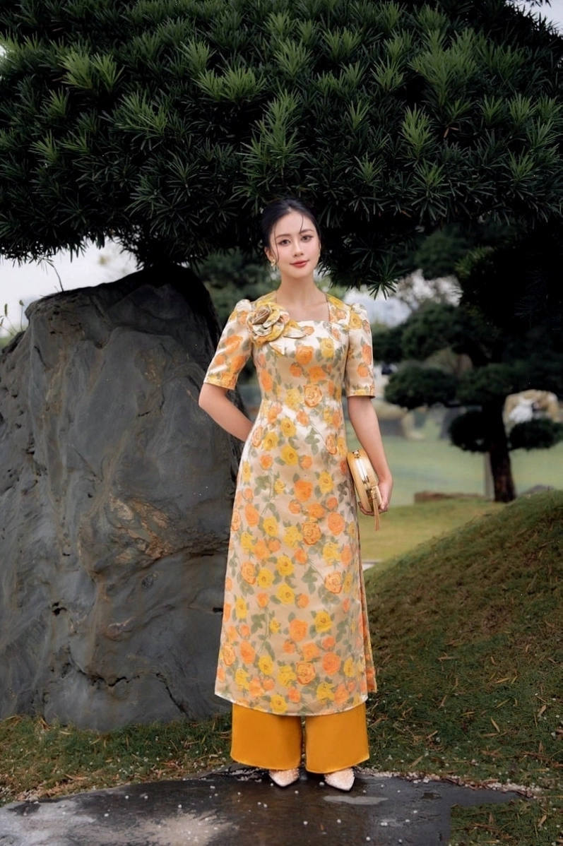 Áo dài cổ vuông chất liệu gấm hoa văn nổi bật