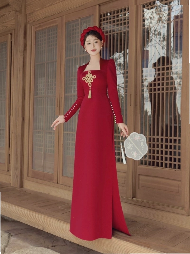 Áo dài cổ vuông gấm đỏ sang trọng