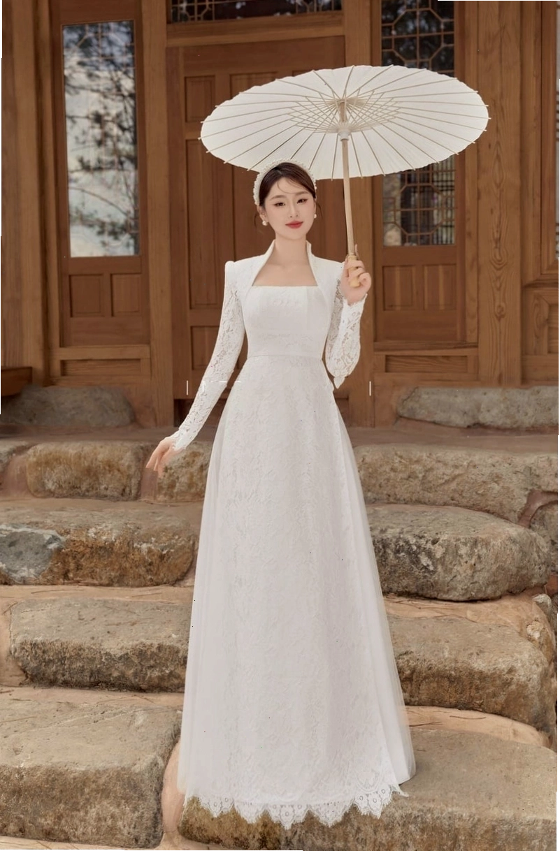 Áo dài cổ vuông gấm đỏ sang trọng đính hoa vàng