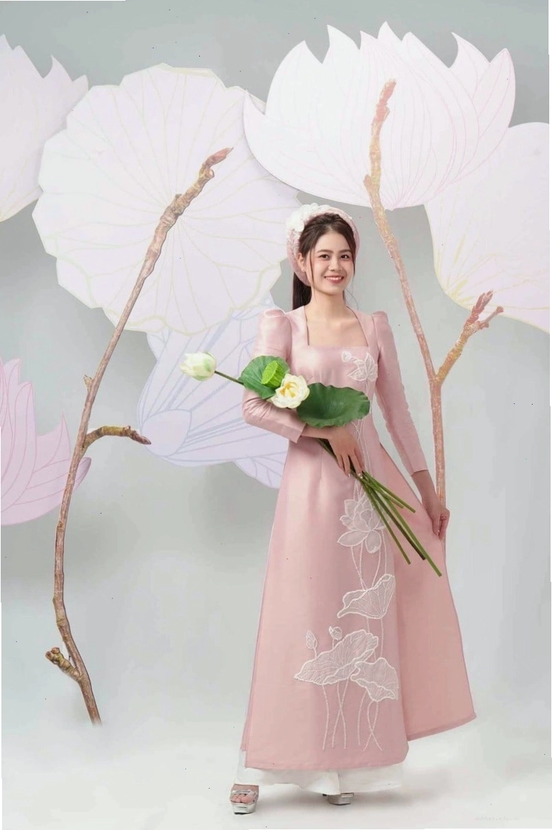 Áo dài cổ vuông lụa hồng phấn thêu hoa sen